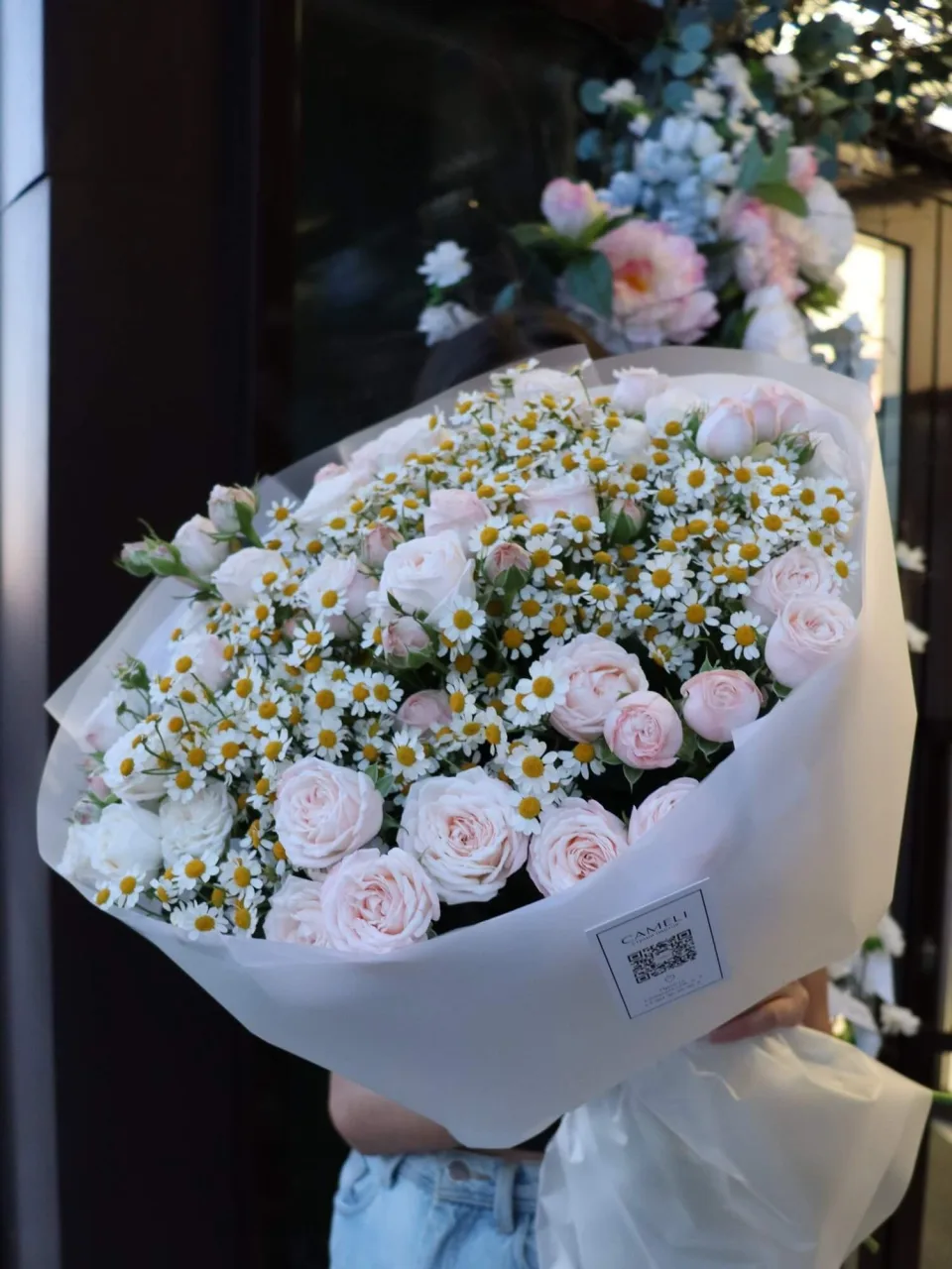 БУКЕТ ИЗ РОМАШЕК И КУСТОВЫХ РОЗ