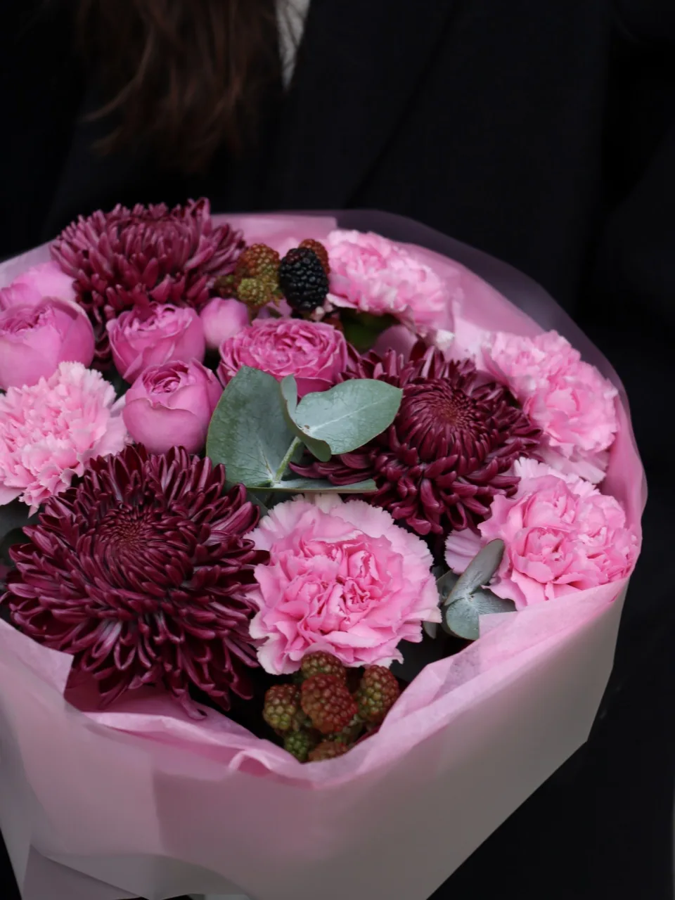 БУКЕТ ИЗ ХРИЗАНТЕМ БИГУДИ, ПИОНОВИДНЫХ РОЗ И ЯГОД "БАГРОВАЯ ЭЛЕГИЯ"