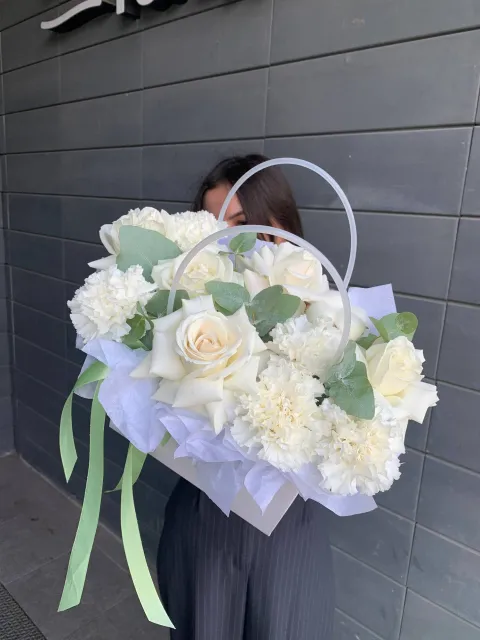 КОМПОЗИЦИЯ ИЗ БЕЛЫХ ЦВЕТОВ — фото 2