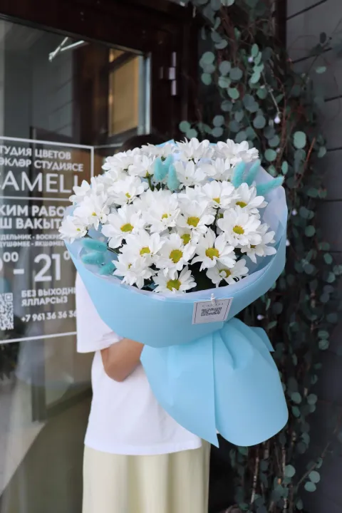 БУКЕТ ИЗ КУСТОВЫХ ХРИЗАНТЕМ РОМАШЕК И ЛАГУРУСА — фото 3