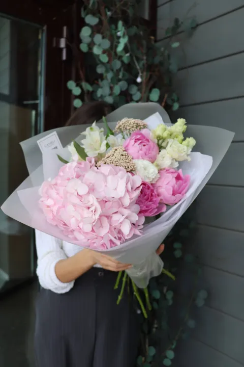 БУКЕТ ИЗ ГОРТЕНЗИИ, ПИОНОВ, ОЗОТАМНУСА — фото 2