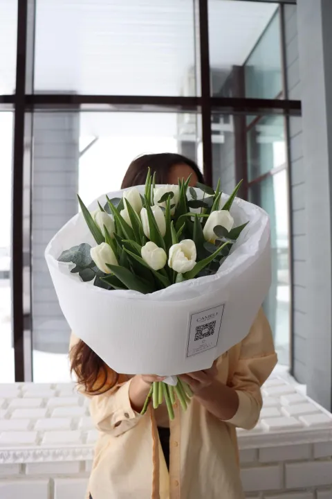 БУКЕТ БЕЛЫХ ТЮЛЬПАНОВ И ЭВКАЛИПТА — фото 2