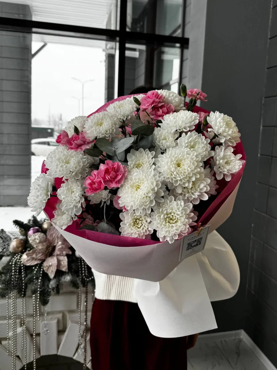 БУКЕТ ИЗ КУСТОВЫХ ДИАНТУСОВ И БЕЛЫХ ХРИЗАНТЕМ