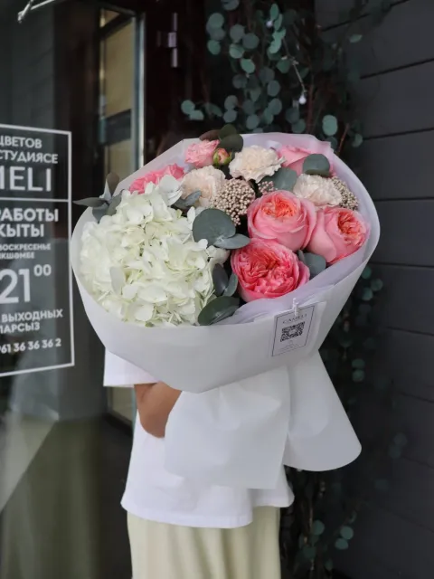 БУКЕТ ИЗ ПИОНОВИДНЫХ РОЗ, ОЗОТАМНУСА — фото 3