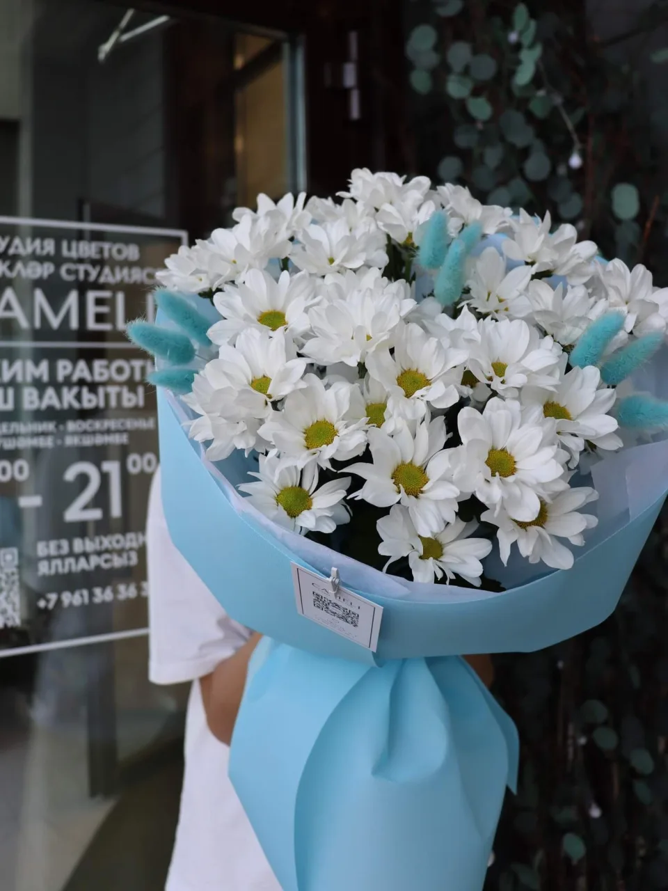 БУКЕТ ИЗ КУСТОВЫХ ХРИЗАНТЕМ РОМАШЕК И ЛАГУРУСА